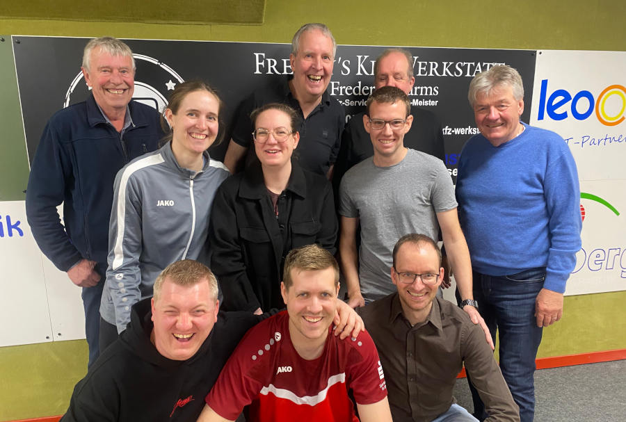 Der neue Vorstand des Sportkegelvereins Gresta-Lage mit (von links) Helmut Lammert, Josephine Lammert, Dennis Siekaup, Christina Rähse, Manfred Lammert, Marvin Lammert, Tobias Henke, Uwe Jacobi, Simon Gries und Walter Knörrich. Foto: Privat