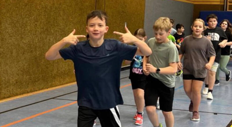 Fröhlich und locker laufen die Kinder in der Sporthalle ihre Runden. Foto: GS Nord.