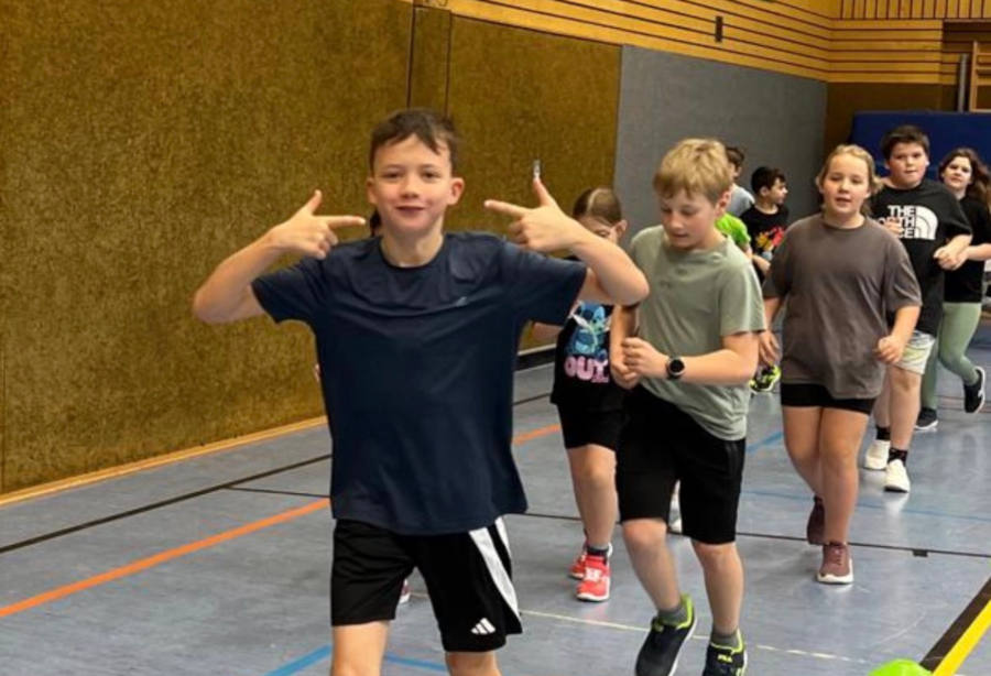 Fröhlich und locker laufen die Kinder in der Sporthalle ihre Runden. Foto: GS Nord.