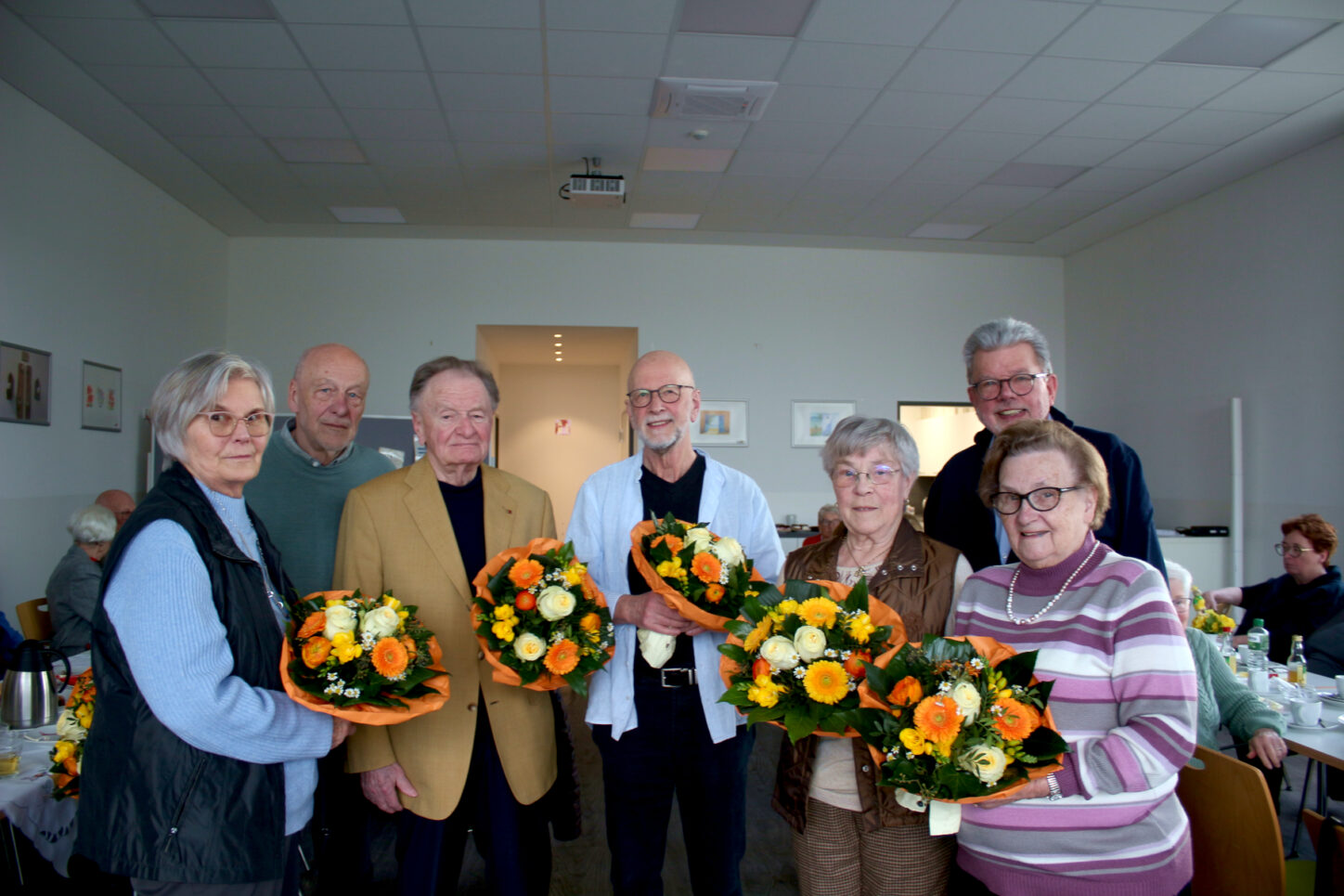 Renate Riemeier (von links) Ernst Vetter, Willi Nagel, Peter Ueding, Ingeborg Richtscheit und Christel Krumme sind von Gerhard Schemmel (zweiter von rechts) geehrt worden. Foto: Thomas Dohna