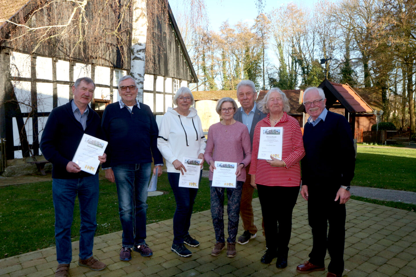 Helmut Müller (von links), Friedrich und Erika Frevert, Lisa Kampmann, Gerhard Elbrächter und Karin Tyart sind seit 25 Jahren im Heimatverein. Dessen Vorsitzender Helmut Depping (rechts) ehrte Sie mit Urkunden und Nadel. Foto: Thomas Dohna