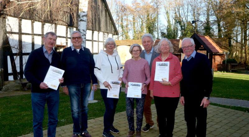 Helmut Müller (von links), Friedrich und Erika Frevert, Lisa Kampmann, Gerhard Elbrächter und Karin Tyart sind seit 25 Jahren im Heimatverein. Dessen Vorsitzender Helmut Depping (rechts) ehrte Sie mit Urkunden und Nadel. Foto: Thomas Dohna