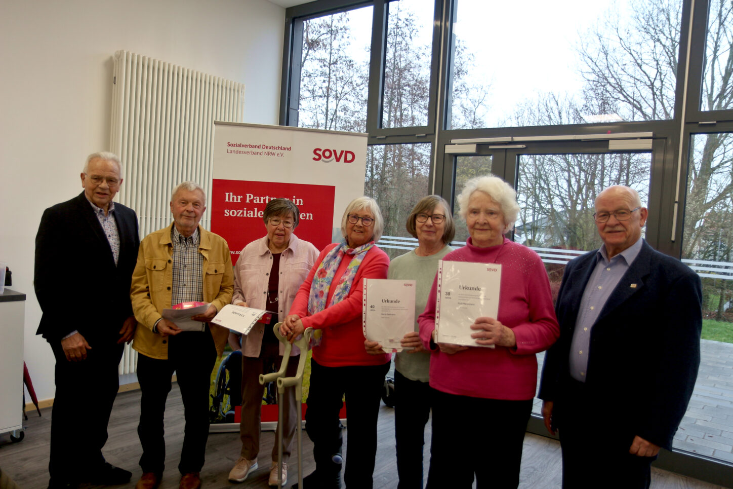 Der stellvertretende Kreisvorsitzende Friedrich Strate (links) und der Vorsitzende des SoVD-Ortsverbandes Hand Koppmann (rechts) ehrten Gustav Petersen (zweiter von links), Ruth Hanemann, Ulrike Rösner, Mariua Stelmann und Erika Petersen für ihre langjährigen Mitgliedschaften. Foto: Thomas Dohna