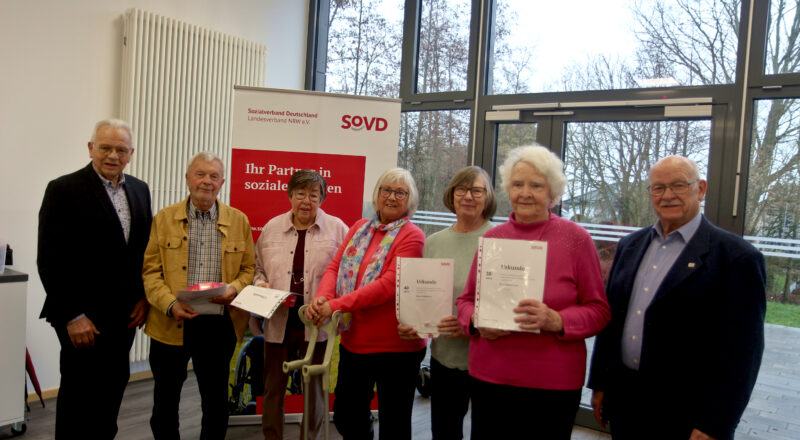 Der stellvertretende Kreisvorsitzende Friedrich Strate (links) und der Vorsitzende des SoVD-Ortsverbandes Hand Koppmann (rechts) ehrten Gustav Petersen (zweiter von links), Ruth Hanemann, Ulrike Rösner, Mariua Stelmann und Erika Petersen für ihre langjährigen Mitgliedschaften. Foto: Thomas Dohna