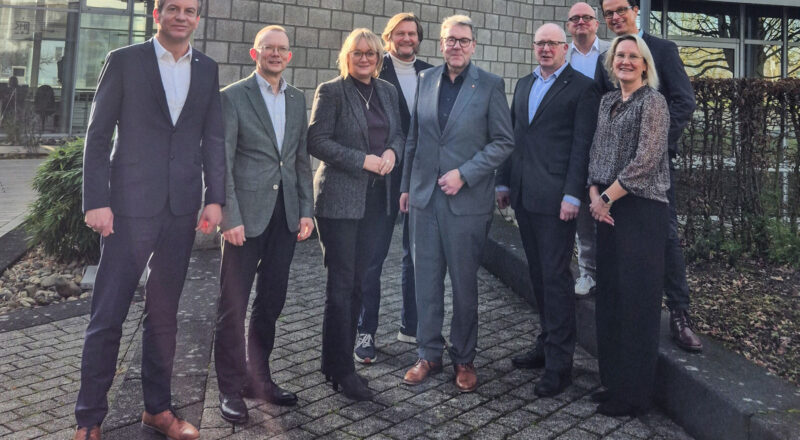 Lars Henning Döhler (Geschäftsführer IHK Lippe, von links), Andreas Henkel (stellvertretender Hauptgeschäftsführer IHK Lippe), Svenja Jochens (Hauptgeschäftsführerin IHK Lippe), Günter Weigel (Abteilungsleiter Kreis Lippe), Meinolf Haase (Landrat Kreis Lippe), Martin Raithel (Abteilungsleiter IHK Lippe), Dirk Menzel (Abteilungsleiter Kreis Lippe), Matthias Carl (Geschäftsführer IHK Lippe) und Daniela Brenker (Leiterin Referat Landrat Kreis Lippe) freuen sich über ein gelungenes Arbeitstreffen. Foto: IHK Lippe