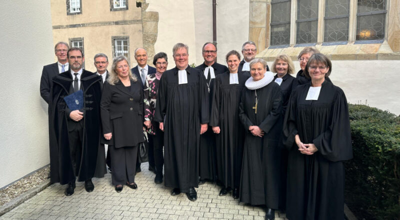 Gottesdienst zur Entpflichtung von Dietmar Arends (Mitte) aus dem Amt des Landessuperintendenten. Mit: Landespfarrer Dieter Bökemeier, Bischof Dr. Vilmos Jószef Kolumban und Tibor Kiss (beide Siebenbürger Distrikt der Ungarisch-Reformierten Kirche), Friederike Miketic, Kirchenrat Martin Bock, Kerstin Koch, Superintendent Dr. Andreas Lange, Pfarrerin Mareike Lesemann, Präses Michael Keil, EKD-Ratsvorsitzende Kirsten Fehrs, Kirchenpräsidentin Dr. Susanne Bei der Wieden (Ev.-ref. Kirche), Susanne Schüring-Pook, Pfarrerin Brigitte Fenner. Foto: Lippische Landeskirche