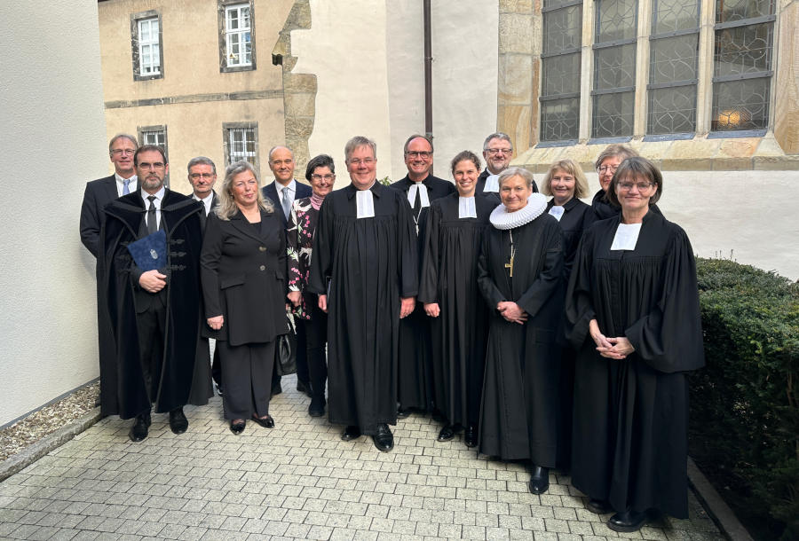 Gottesdienst zur Entpflichtung von Dietmar Arends (Mitte) aus dem Amt des Landessuperintendenten. Mit: Landespfarrer Dieter Bökemeier, Bischof Dr. Vilmos Jószef Kolumban und Tibor Kiss (beide Siebenbürger Distrikt der Ungarisch-Reformierten Kirche), Friederike Miketic, Kirchenrat Martin Bock, Kerstin Koch, Superintendent Dr. Andreas Lange, Pfarrerin Mareike Lesemann, Präses Michael Keil, EKD-Ratsvorsitzende Kirsten Fehrs, Kirchenpräsidentin Dr. Susanne Bei der Wieden (Ev.-ref. Kirche), Susanne Schüring-Pook, Pfarrerin Brigitte Fenner. Foto: Lippische Landeskirche