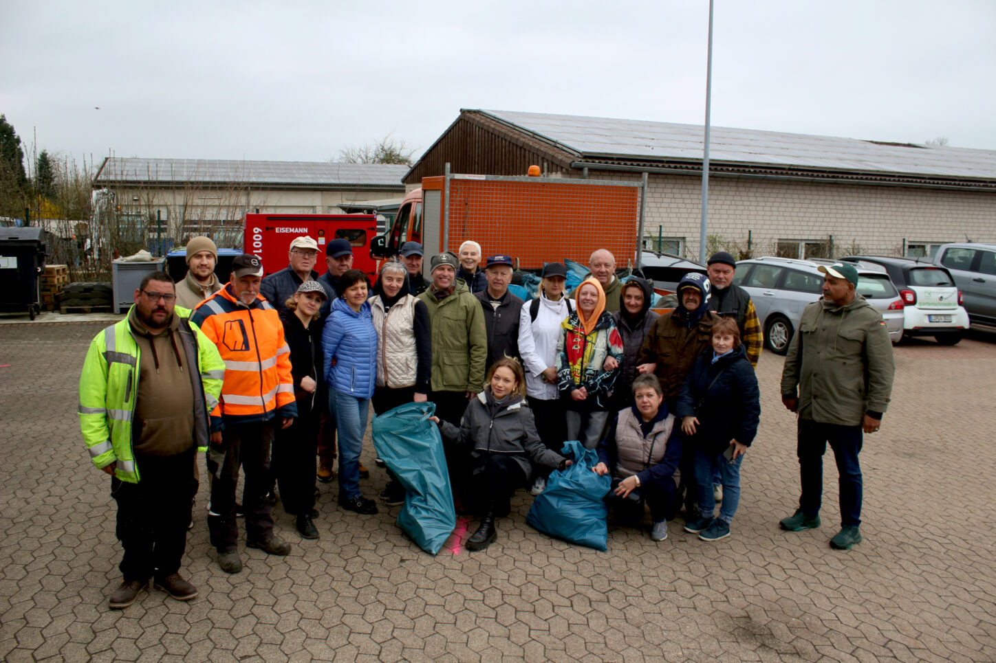 Viele Sammler hatten im Gemeindegebiet Müll von den Straßenrändern gesammelt. Foto: Thomas Dohna