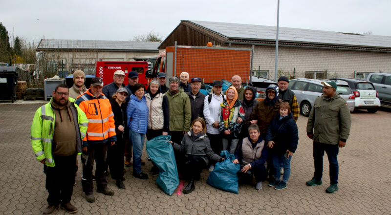 Viele Sammler hatten im Gemeindegebiet Müll von den Straßenrändern gesammelt. Foto: Thomas Dohna