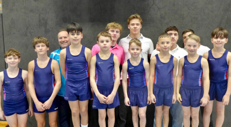 Der TuS Leopoldshöhe von links: Jonas Voth, David Cech, Aaron Haag, Nick Daunheimer, Oskar Damköhler, Jakob Bader, Fabio Enns, Damian Schubert. Es fehlen Bence Klozik, Luka und Mika Koch. Im Hintergrund Trainer Nils Nagel, Tim Apelt und Kampfrichter Sandor Frank, Daniel Seiger und Jan-Luca Schwarz. Foto: Privat