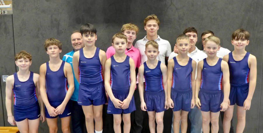 Der TuS Leopoldshöhe von links: Jonas Voth, David Cech, Aaron Haag, Nick Daunheimer, Oskar Damköhler, Jakob Bader, Fabio Enns, Damian Schubert. Es fehlen Bence Klozik, Luka und Mika Koch. Im Hintergrund Trainer Nils Nagel, Tim Apelt und Kampfrichter Sandor Frank, Daniel Seiger und Jan-Luca Schwarz. Foto: Privat