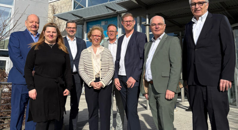 Freuten sich über ein volles Haus und einen erfolgreichen Branchentag für die Versicherungswirtschaft (von links): Eckhard Maaß (Leiter des IHK-Arbeitskreises Versicherungsvermittler:innen), Christina Flöter (Teamleiterin IHK Lippe), Referent Klaus Driever, Astrid Sander (Vorsitzende BVK e.V. Ostwestfalen zu Bielefeld), Michael Falkenrath (Vorsitzender BVK Lippe zu Detmold), Andre Richter (Geschäftsführer BWV e.V. OWL), Michael Persicke (stellvertretender Leiter des IHK-Arbeitskreises Versicherungsvermittler:innen) sowie Volker Steinbach (Präsident IHK Lippe) Foto:: IHK Lippe