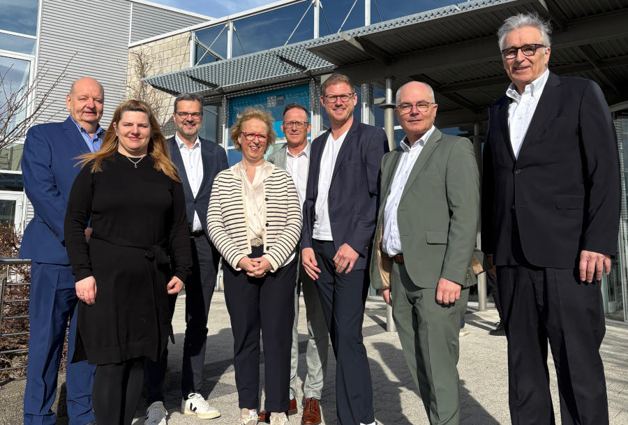 Freuten sich über ein volles Haus und einen erfolgreichen Branchentag für die Versicherungswirtschaft (von links): Eckhard Maaß (Leiter des IHK-Arbeitskreises Versicherungsvermittler:innen), Christina Flöter (Teamleiterin IHK Lippe), Referent Klaus Driever, Astrid Sander (Vorsitzende BVK e.V. Ostwestfalen zu Bielefeld), Michael Falkenrath (Vorsitzender BVK Lippe zu Detmold), Andre Richter (Geschäftsführer BWV e.V. OWL), Michael Persicke (stellvertretender Leiter des IHK-Arbeitskreises Versicherungsvermittler:innen) sowie Volker Steinbach (Präsident IHK Lippe) Foto:: IHK Lippe