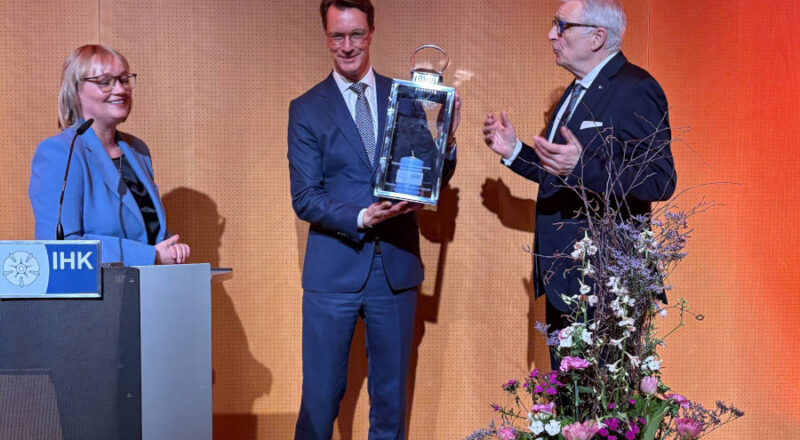 Die lippische Wirtschaft voll im Fokus. NRW-Ministerpräsident Henrik Wüst zusammen mit IHK-Präsident Volker Steinbach und IHK-Hauptgeschäftsführerin Svenja Jochens. Foto: IHK Lippe