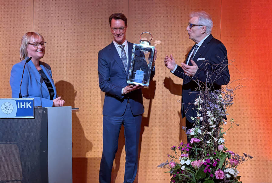Die lippische Wirtschaft voll im Fokus. NRW-Ministerpräsident Henrik Wüst zusammen mit IHK-Präsident Volker Steinbach und IHK-Hauptgeschäftsführerin Svenja Jochens.
Foto: IHK Lippe
