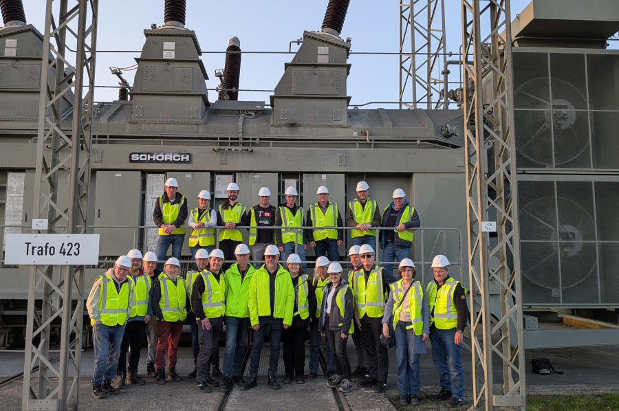 Mitglieder des Gemeinderates Leopoldshöhe besuchten das Umspannwerk in Bechterdissen. Foto: Gemeinde Leopoldshöhe.