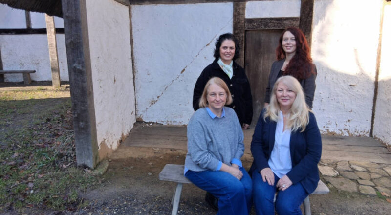 Freuen sich auf einen tollen Tag im Archäologischen Freilichtmuseum (vorne von links): Britta Grewe (Teamleitung Familienfreundlicher Kreis, Frühe Hilfen Kreis Lippe), Margit Monika Hahn (Koordinierungsstelle Kommunale Präventionsketten, Kreis Lippe), (hinten von links) Sylvia Yadira Moreno Vargas (Gruppenleiterin) und Marleen Ehmanns (Leiterin Museumspädagogik, Archäologisches Freilichtmuseum). Foto: Kreis Lippe