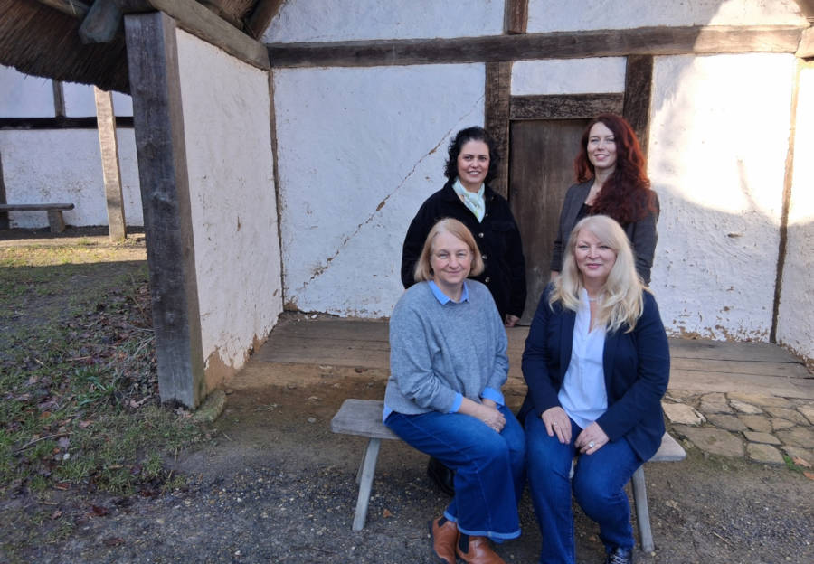 Freuen sich auf einen tollen Tag im Archäologischen Freilichtmuseum (vorne von links): Britta Grewe (Teamleitung Familienfreundlicher Kreis, Frühe Hilfen Kreis Lippe), Margit Monika Hahn (Koordinierungsstelle Kommunale Präventionsketten, Kreis Lippe), (hinten von links) Sylvia Yadira Moreno Vargas (Gruppenleiterin) und Marleen Ehmanns (Leiterin Museumspädagogik, Archäologisches Freilichtmuseum). Foto: Kreis Lippe