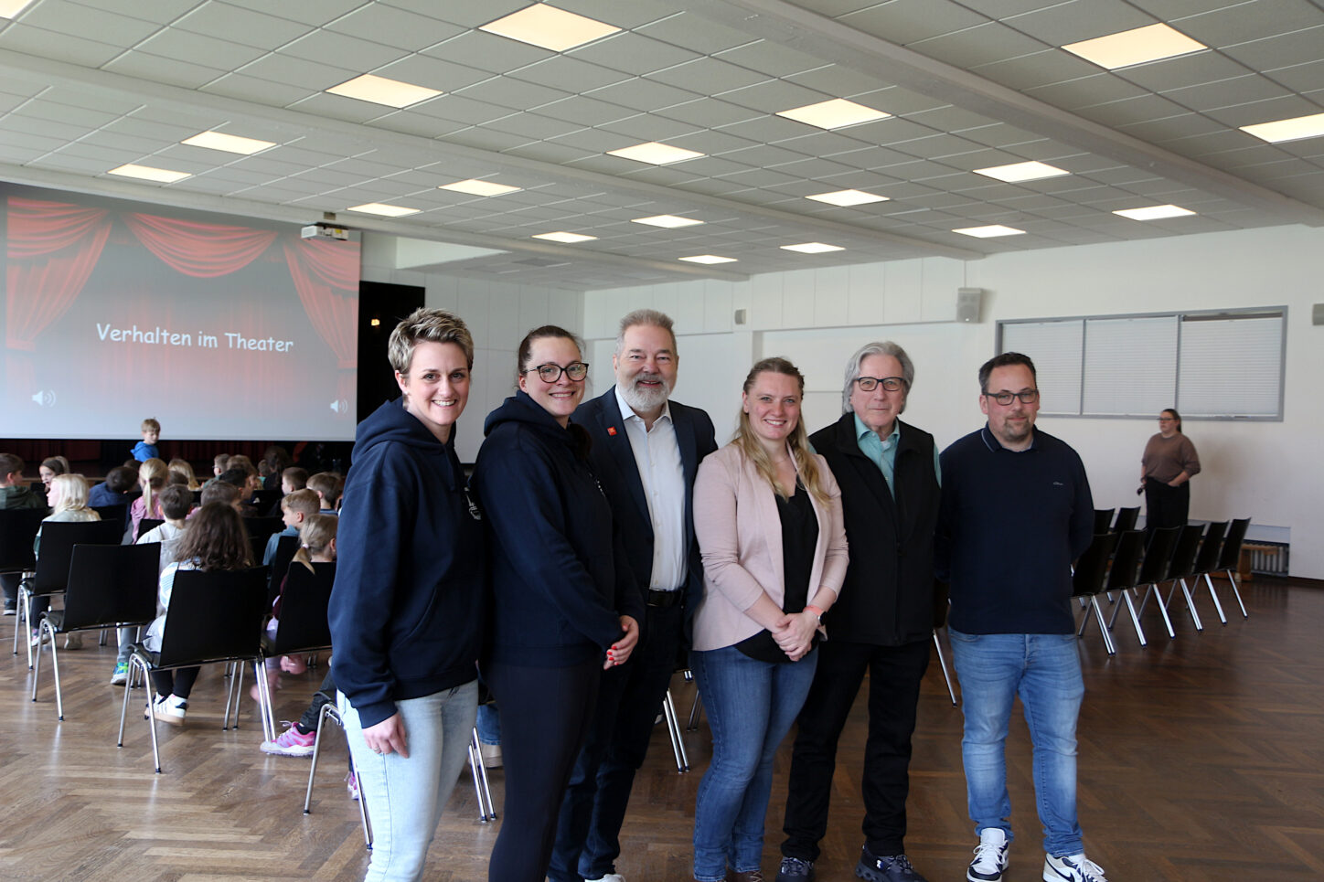 Nicole Hangmann und Franziska Malinca vom Förderverein der Grundschule Nord, Ralf Fuhrmann von der Sparkasse Lemgo, Kristin Schwamborn, Manfred Kaulen von der Kaulen-Stiftung und Andre Hechler von der Firma Hechler Haustechnik (von links) freuen sich, dass der Besuch des Musicals Starlight-Express auch in diesem Jahr wieder klappt. Foto: Edeltraud Dombert