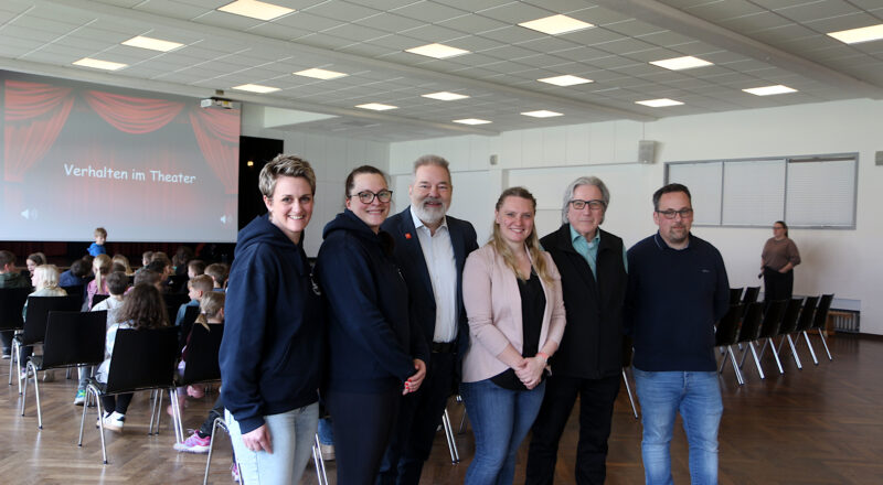 Nicole Hangmann und Franziska Malinca vom Förderverein der Grundschule Nord, Ralf Fuhrmann von der Sparkasse Lemgo, Kristin Schwamborn, Manfred Kaulen von der Kaulen-Stiftung und Andre Hechler von der Firma Hechler Haustechnik (von links) freuen sich, dass der Besuch des Musicals Starlight-Express auch in diesem Jahr wieder klappt. Foto: Edeltraud Dombert