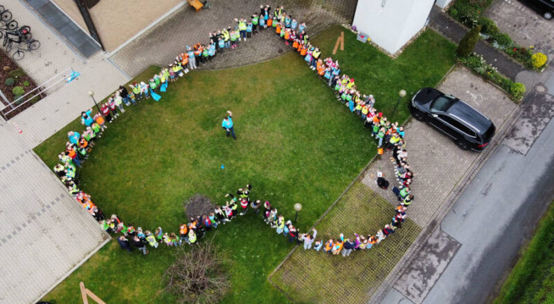 Bei der vergangenen Kinderbibelwoche formten Mitarbeiter un Kinder ein Herz. Foto: Mennonitengemeinde Bechterdissen