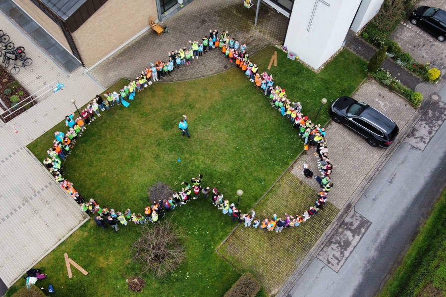 Bei der vergangenen Kinderbibelwoche formten Mitarbeiter un Kinder ein Herz. Foto: Mennonitengemeinde Bechterdissen