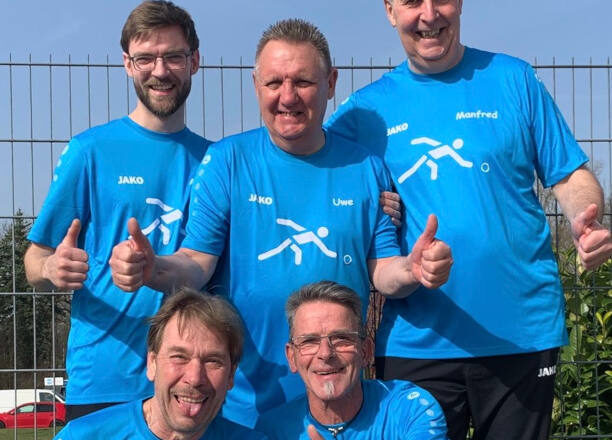 Arnd Stuckmann, Uwe Wenzel, Manfred Lammert, Udo Buchwald und Matthias Fortkord (von hinten und von links) freuen sich über die Meisterschaft in der Bezirksliga Nord 3. Foto: Privat