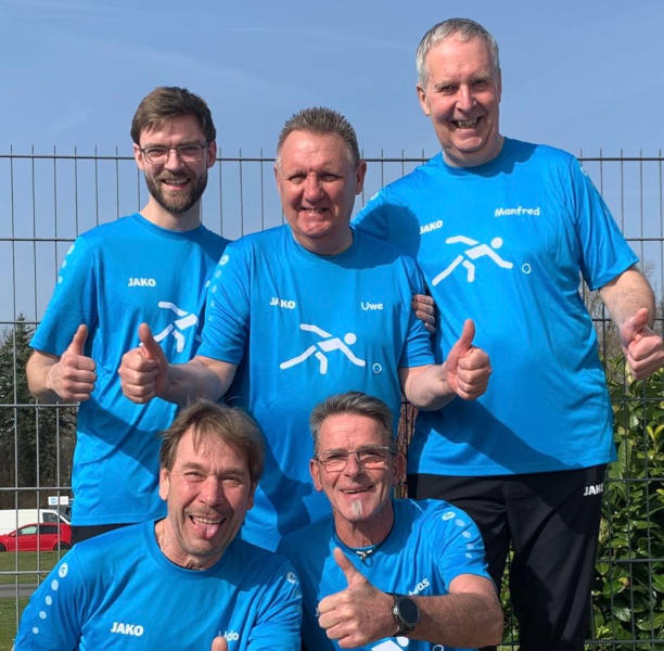 Arnd Stuckmann, Uwe Wenzel, Manfred Lammert, Udo Buchwald und Matthias Fortkord (von hinten und von links) freuen sich über die Meisterschaft in der Bezirksliga Nord 3. Foto: Privat
