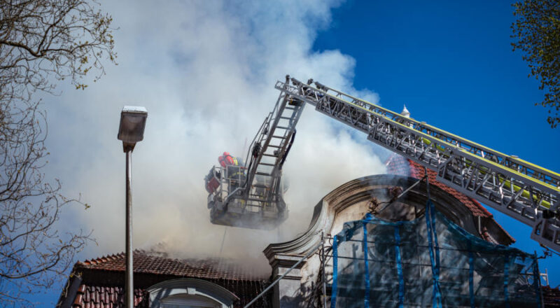 Die starke Rauchentwicklung behinderte auch außerhalb des Gebäudes die b ekämpfung des Brandes im Dachstuhl einer Stadtvilla an der Detmolder Straße in Oerlinghausen. Fotos: Die Blaulichtfotografen