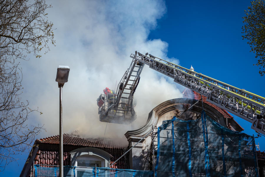 Die starke Rauchentwicklung behinderte auch außerhalb des Gebäudes die b ekämpfung des Brandes im Dachstuhl einer Stadtvilla an der Detmolder Straße in Oerlinghausen. Fotos: Die Blaulichtfotografen