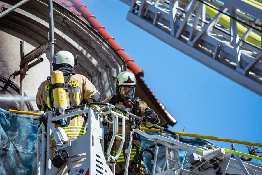Ein  Trupp der Augustdorfer Feuerwehr bekämpft durch ein Fenster im Dachgeschoss den Brand. Foto: Die Blaulichtfotografen