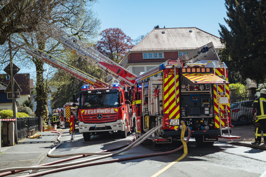 Dicht gedrängt stehen die Einsatzfahrzeuge auf der Detmolder Straße. Foto: Die Blaulichtfotografen 