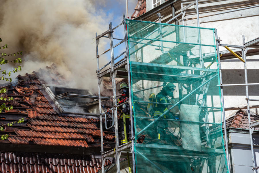 Ein Trupp der Leopoldshöher Wehr versucht vom Gerüst aus, den Brand zu bekämpfen. Foto: Die Blaulichtfotografen