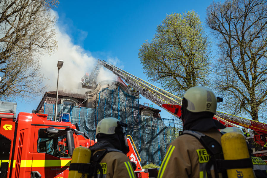 Kräfte der Freiwilligen Feuerwehr Augustdorf beobachten die Brandbekämpfung. Foto: Die Blaulichtfotografen