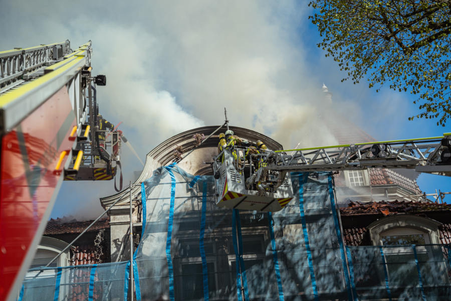 Die Dreihleitern der Leopoldshöher Freiwilligen Feuerwehr (links) und der Oerlinghauser Feuerwehr gehen in Stellung. Foto: Die Blaulichtfotografen 