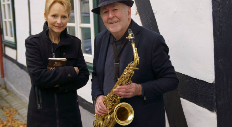 Heike Rommel ist mit ihrem neuesten Krimi zu Gast im Johanneshof. Musikalisch begleitet wird sie vom Saxophonisten Thomas Schweitzer. Foto: Privat