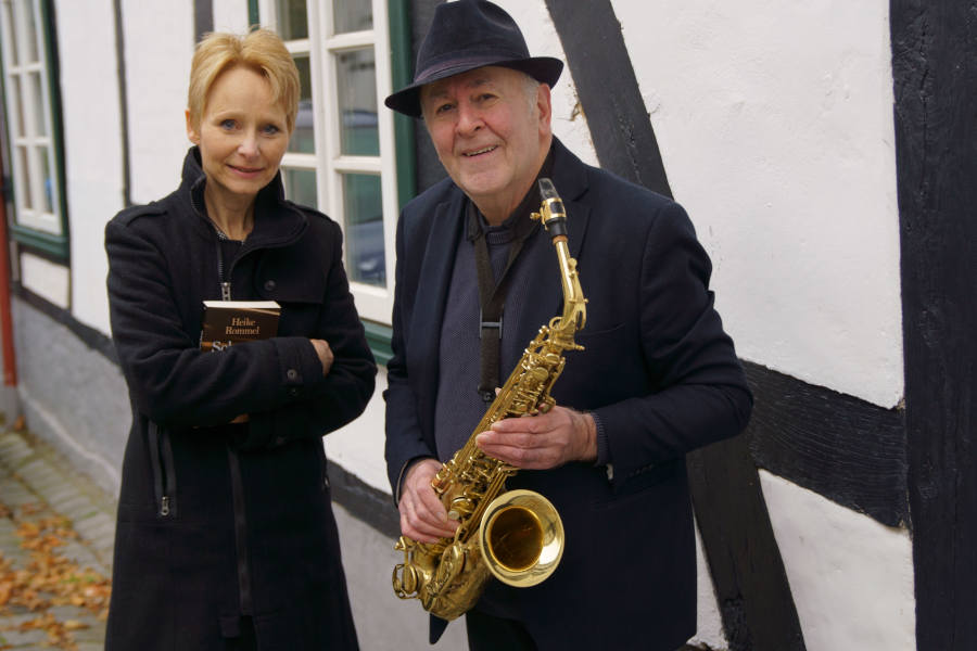 Heike Rommel ist mit ihrem neuesten Krimi zu Gast im Johanneshof. Musikalisch begleitet wird sie vom Saxophonisten Thomas Schweitzer. Foto: Privat