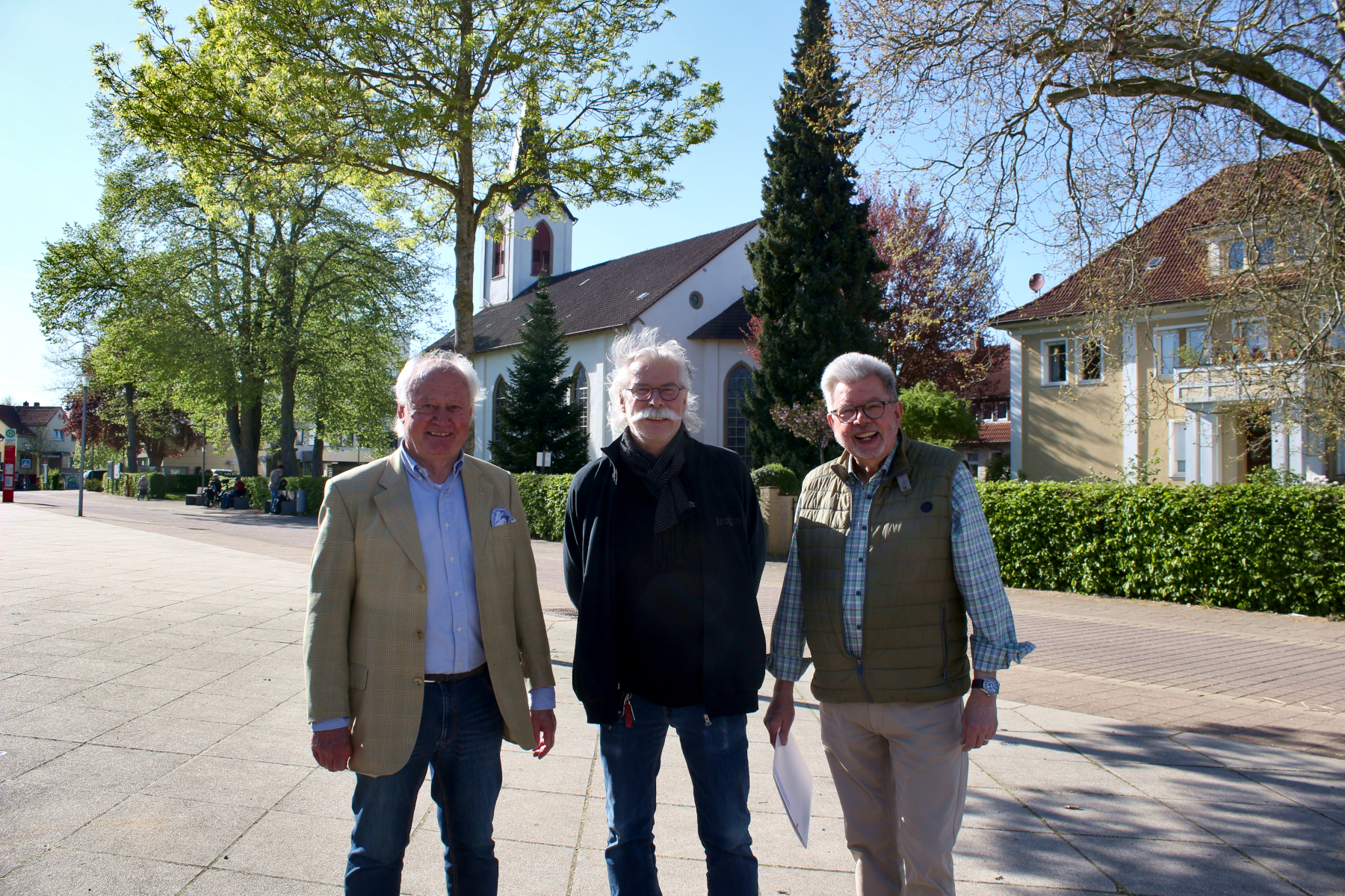 Manfred Burkamp (links) freut sich über die Unterstützung von Dirk Cychun und Gerhard Schemmel von der Bürgerstiftung Leopoldshöhe. Foto: Thomas Dohna
