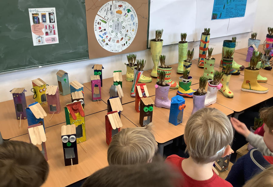 Aus Alt mach Neu: In den vierten Klassen war in der Projektwoche Kreativität gefragt. Fotos: Privat
