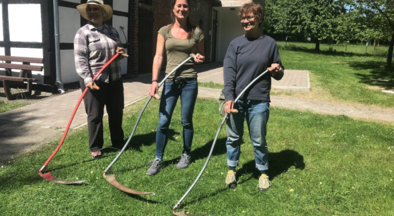 Auch Frauen waren im vergangenen Jahr beim Dengel-Workshop auf dem Heimathof vertreten. Foto: Heimatverein Leopoldshöhe