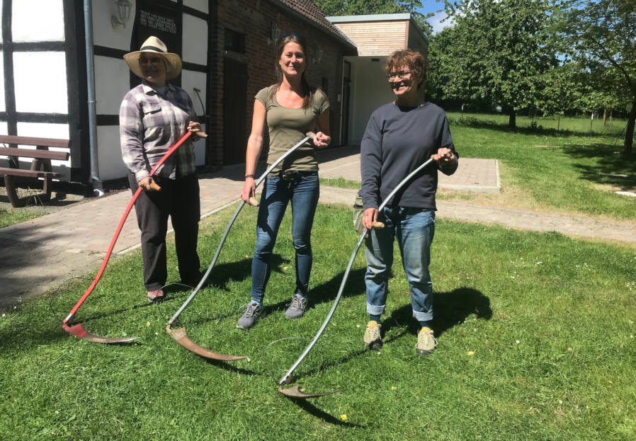 Auch Frauen waren im vergangenen Jahr beim Dengel-Workshop auf dem Heimathof vertreten. Foto: Heimatverein Leopoldshöhe