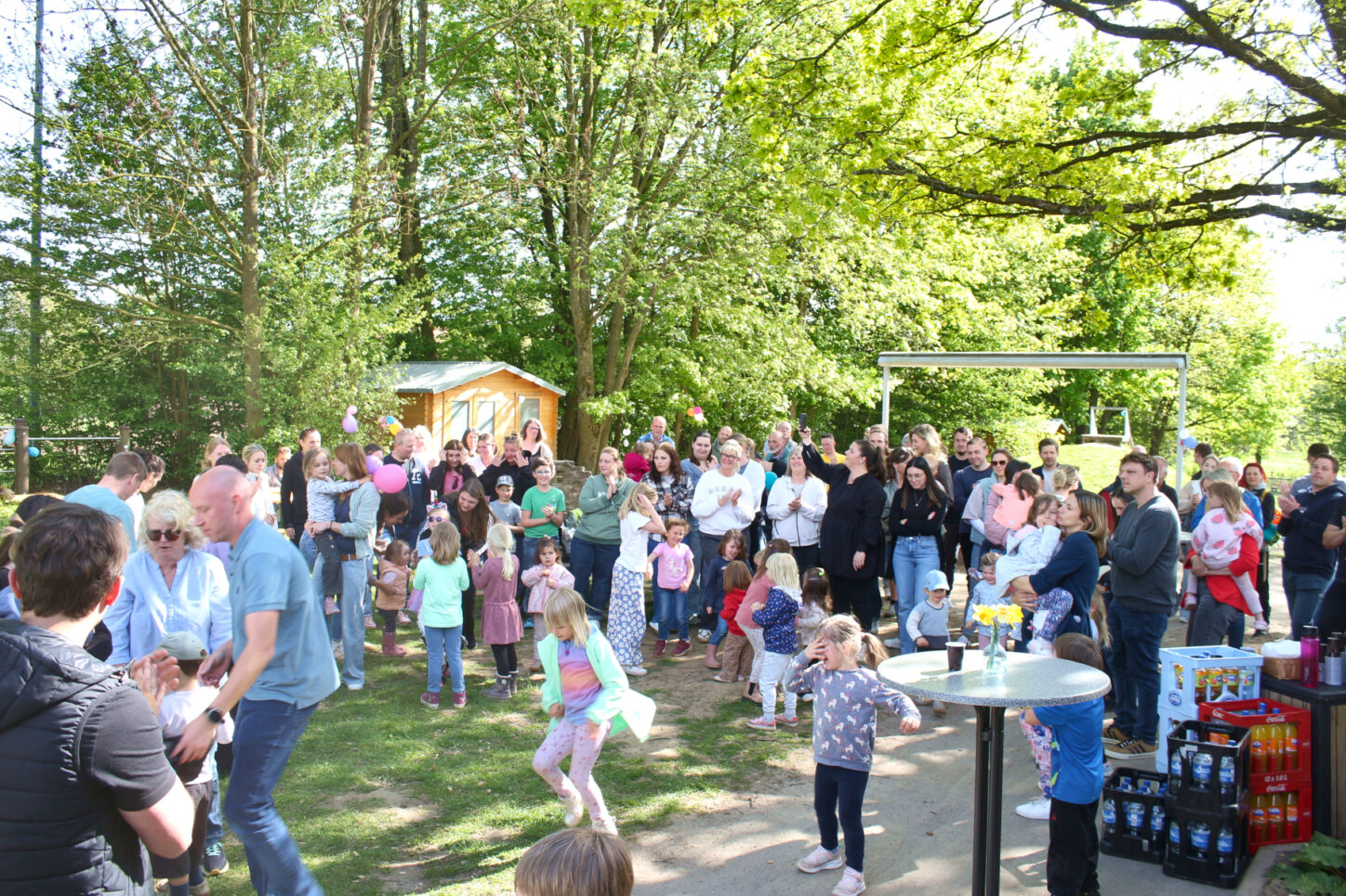 Kinder, Eltern und Mitarbeiterinnen feiern die Wiedereröffnung der Kita Greste. Foto: Thomas Dohna