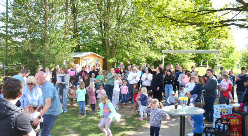 Kinder, Eltern und Mitarbeiterinnen feiern die Wiedereröffnung der Kita Greste. Foto: Thomas Dohna