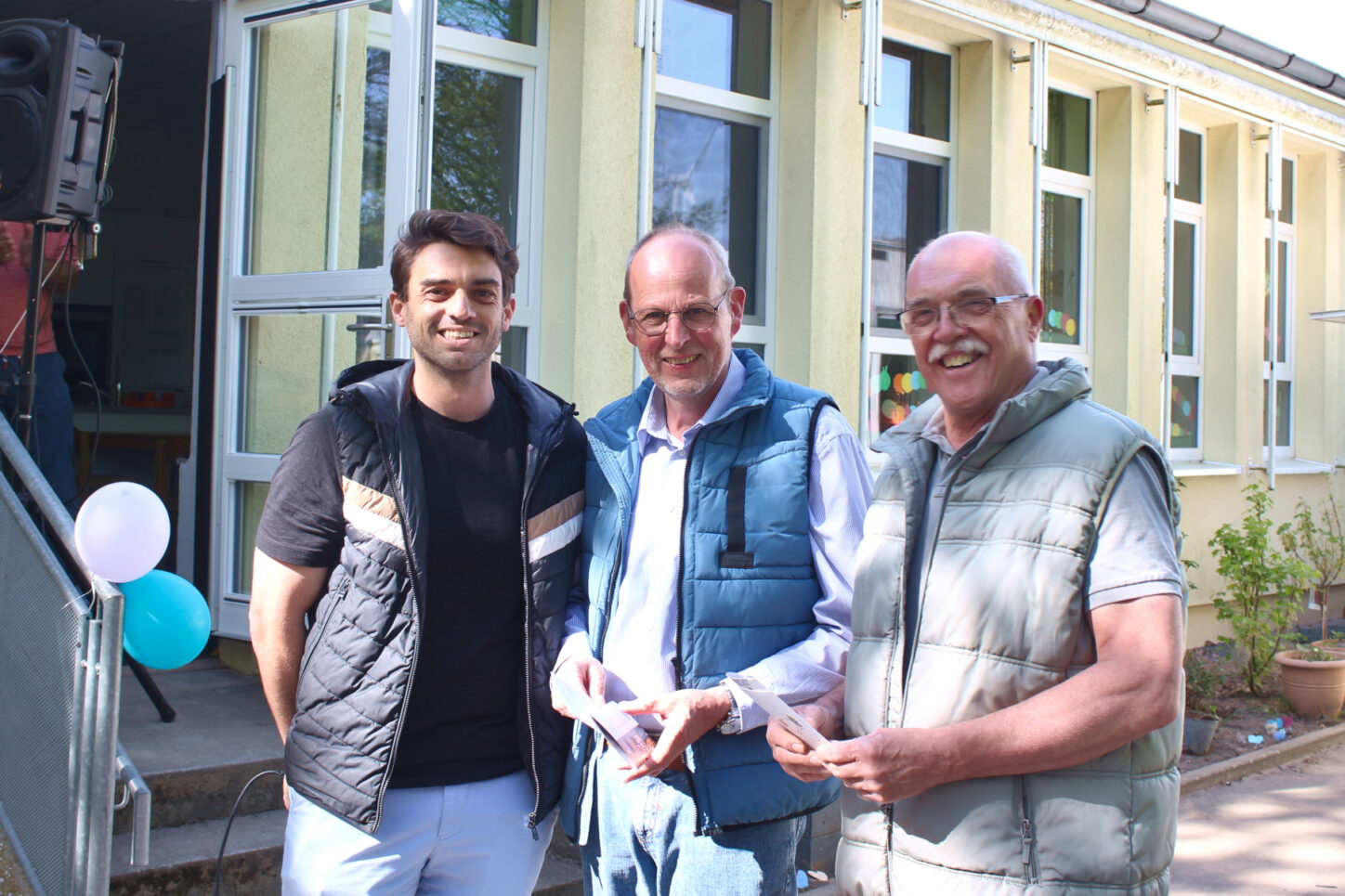 Der Fördervereinsvorsitzende Tobias Schillig dankt Bernhard Löwe (mitte) und Fritz Brockmarthold (rechts) für deren Hilfe während der teilweisen Schließung der Kita. Foto: Thomas Dohna