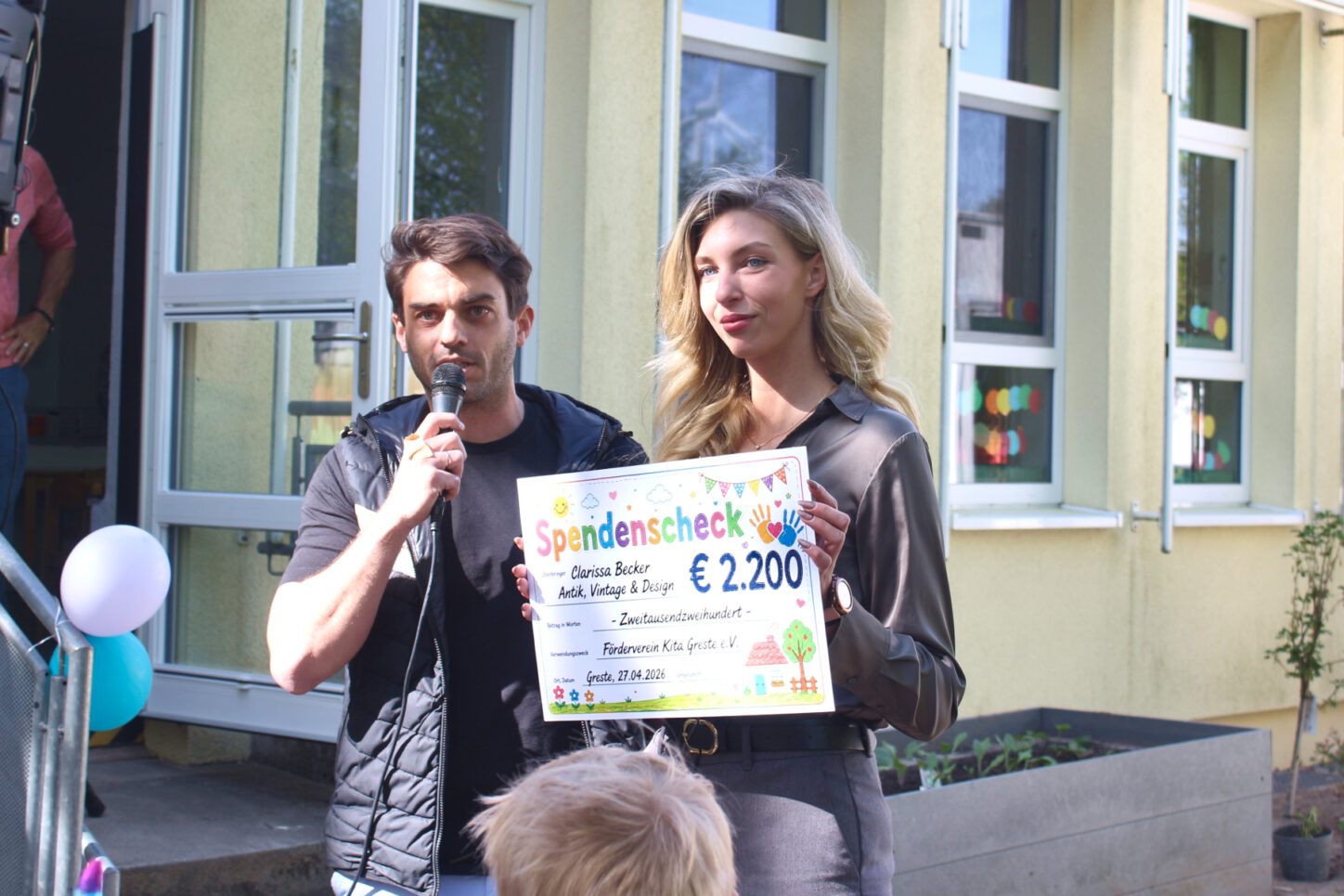 Tobias Schilling dankt Clarissa Becker für eine Spende von 2.200 Euro für den Förderverein der Kita Greste. Foto: Thomas Dohna