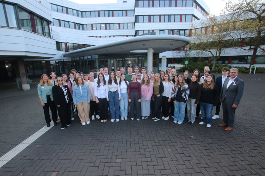 Der Kreis Lippe begrüßte kürzlich 38 neue Nachwuchskräfte. Foto: Kreis Lippe