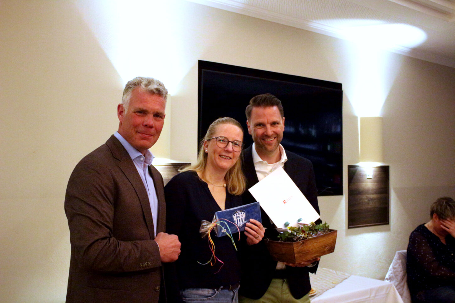 Jobst Friedrichsmeier verabschiedet Jörg Schneider (rechts) aus dem Amt des Vorsitzenden und dankt Kirsten Schneider, dafür, dass sie oft auf ihren Mann verzichten musste. Foto: Thomas Dohna