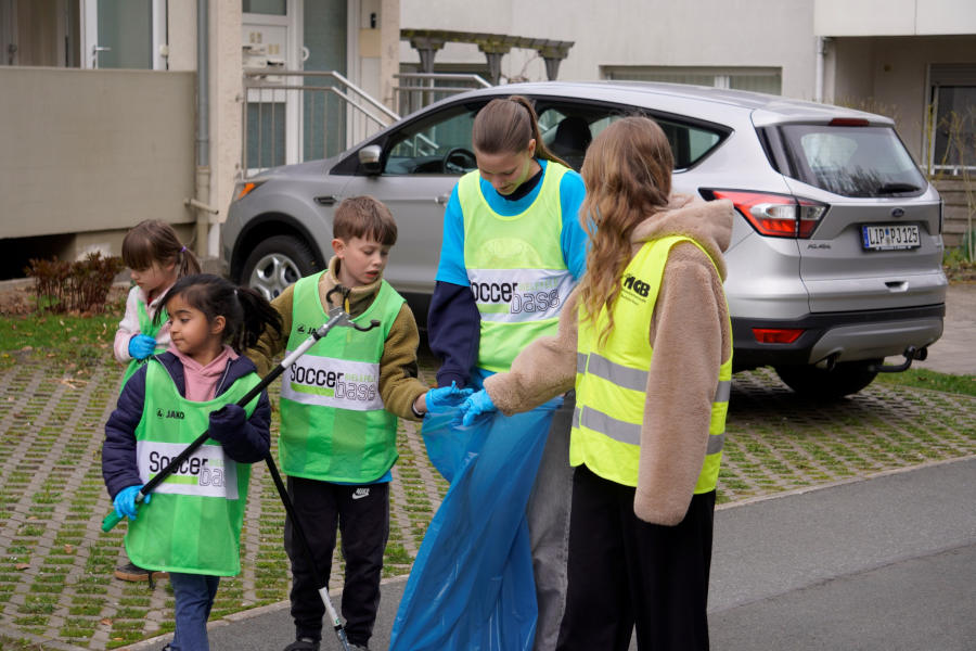 Kinder sammeln im Rahmen der Bibelwoche Müll.