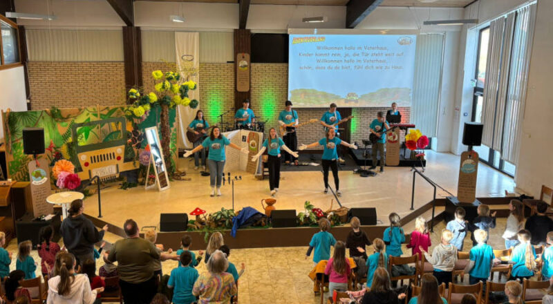 Die KiBiWo-Band untermalt mit einladenden Bewegungsliedern den Kindergottesdienst. Fotos Mennoniten-Gemeinde Bechterdissen