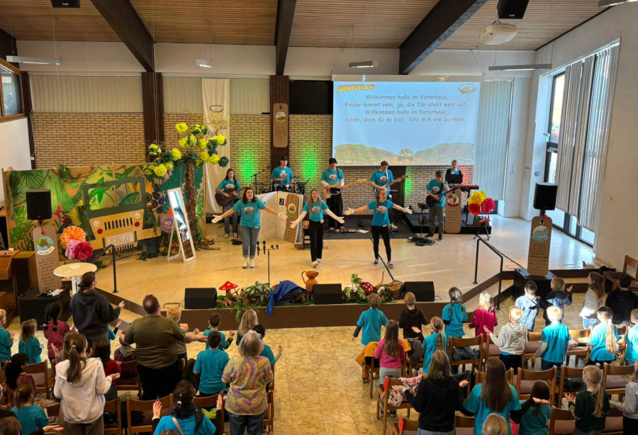 Die KiBiWo-Band untermalt mit einladenden Bewegungsliedern den Kindergottesdienst. Fotos Mennoniten-Gemeinde Bechterdissen